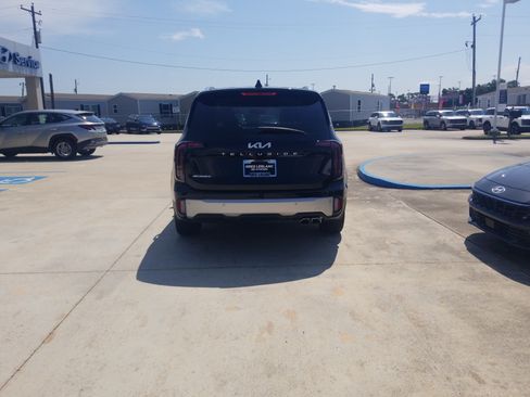Used 2023 Kia Telluride EX w/ EX Captain's Chair Package FWD image 6