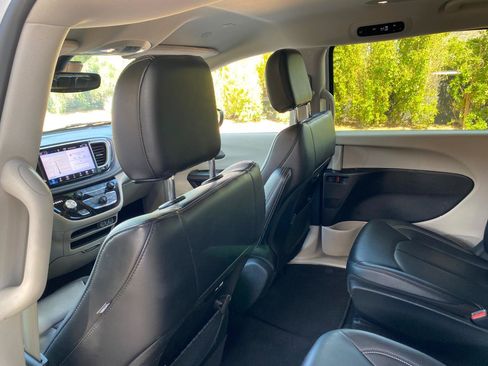Used 2024 Chrysler Pacifica Limited FWD image 31