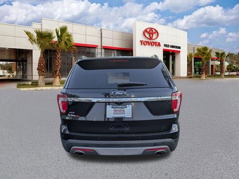 Used 2017 Ford Explorer XLT w/ Equipment Group 202A image 5