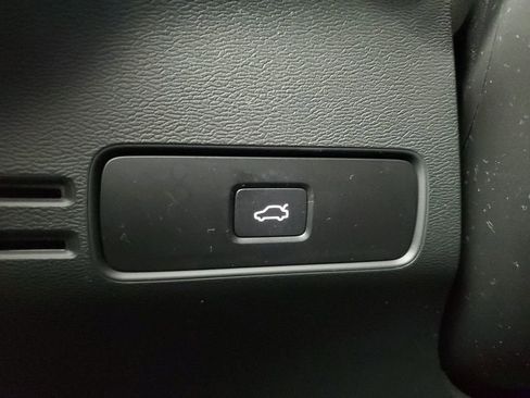 Certified 2025 Volvo XC40 B5 Core image 37