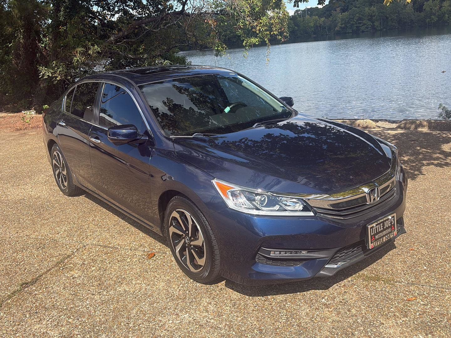 Used 2017 Honda Accord EX image 2