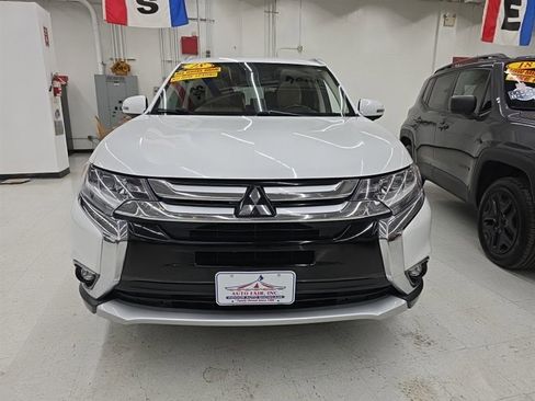 Used 2018 Mitsubishi Outlander SEL image 2