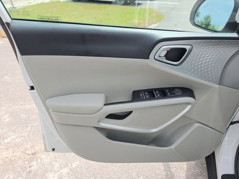 Certified 2025 Kia Soul LX w/ LX Technology Package FWD image 15