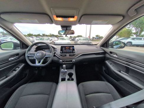 Used 2025 Nissan Altima 2.5 SV FWD image 25