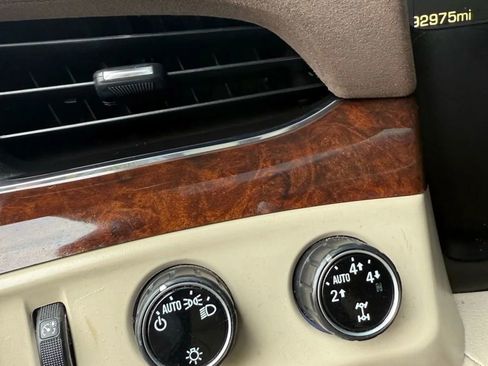 Used 2015 Cadillac Escalade Luxury image 12