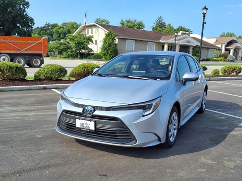 Certified 2025 Toyota Corolla LE FWD image 28