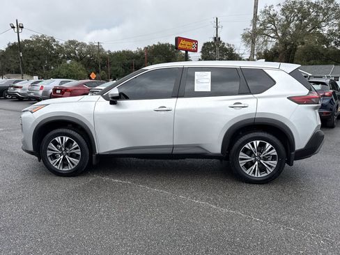 Used 2023 Nissan Rogue SV image 2