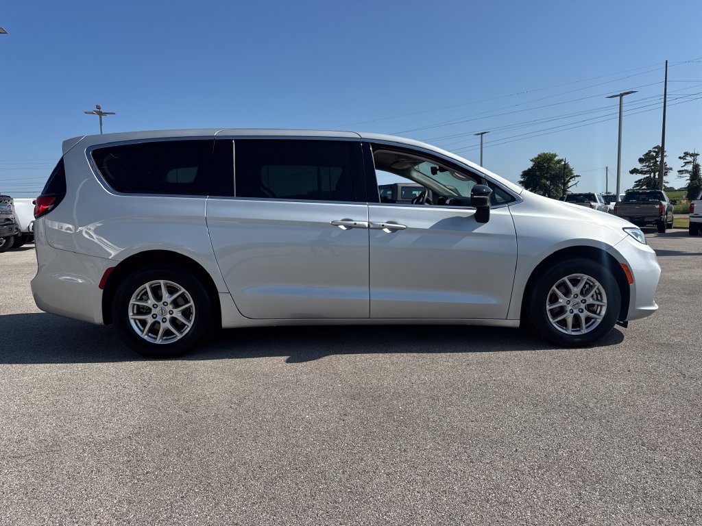 Used 2024 Chrysler Pacifica Touring-L FWD image 7