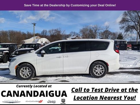 Used 2023 Chrysler Pacifica Touring-L image 5