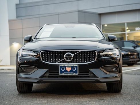 Used 2023 Volvo V60 B5 Cross Country Plus image 2