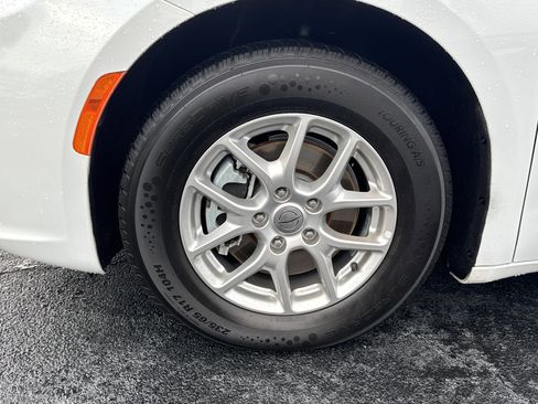 Used 2023 Chrysler Pacifica Touring-L image 12