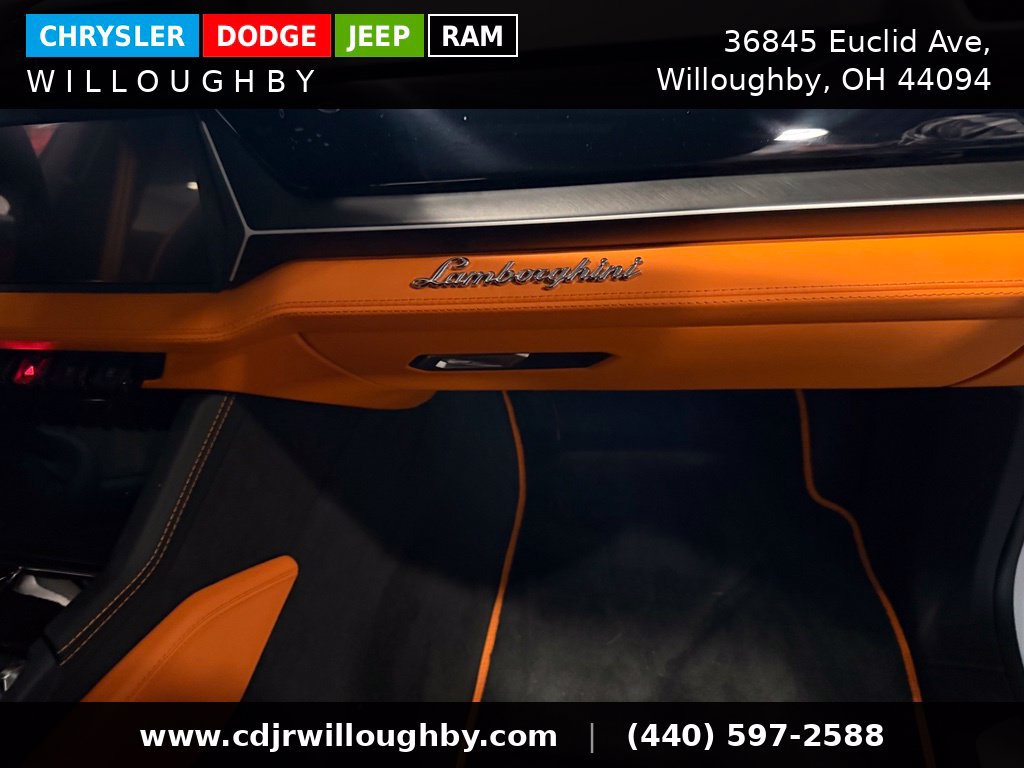 Used 2025 Lamborghini Urus SE AWD/4WD image 41
