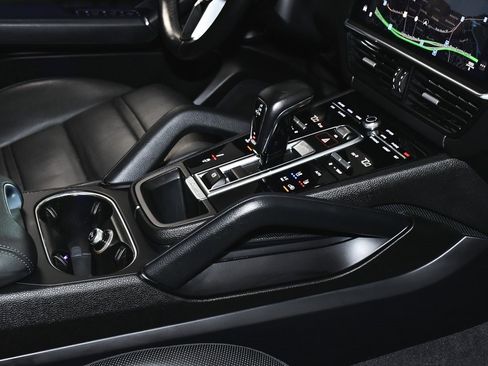 Used 2022 Porsche Cayenne Platinum Edition image 65