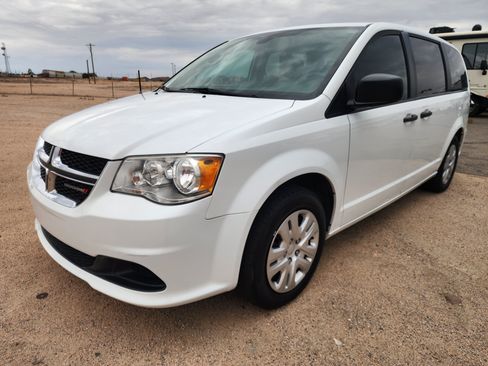 Used 2019 Dodge Grand Caravan SE w/ UConnect Hands-Free Group FWD image 3