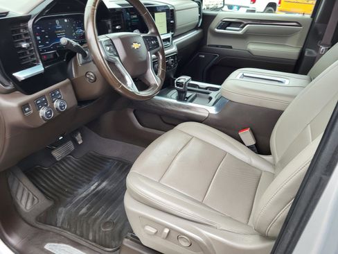 Used 2022 Chevrolet Silverado 1500 LTZ w/ Z71 Off-Road Package AWD/4WD image 14