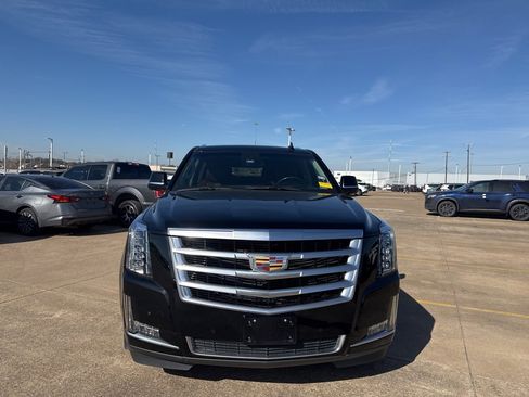 Used 2019 Cadillac Escalade ESV Luxury image 3