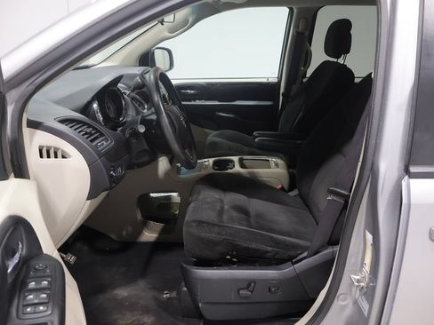 Used 2016 Dodge Grand Caravan SXT FWD image 9