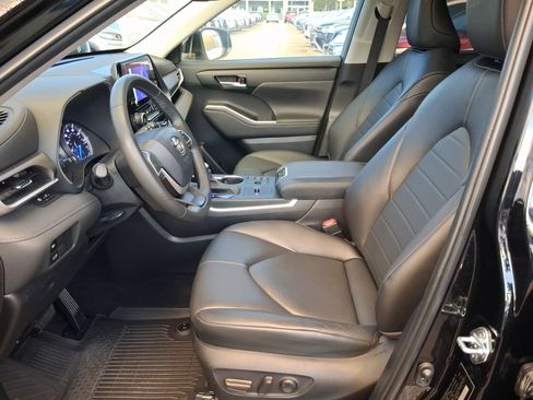 Used 2023 Toyota Highlander XLE FWD image 12