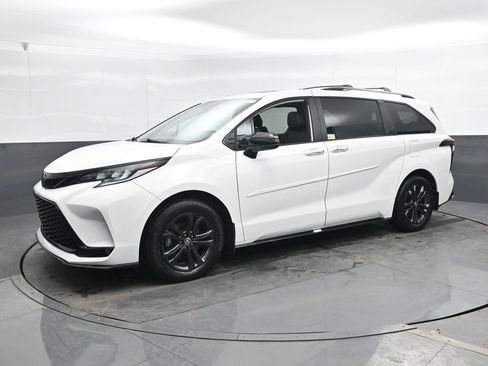 Used 2025 Toyota Sienna XSE AWD/4WD image 9