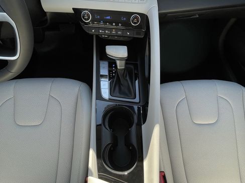 Used 2025 Hyundai Elantra Limited image 19