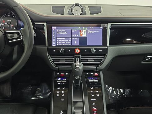 Certified 2025 Porsche Macan AWD/4WD image 16