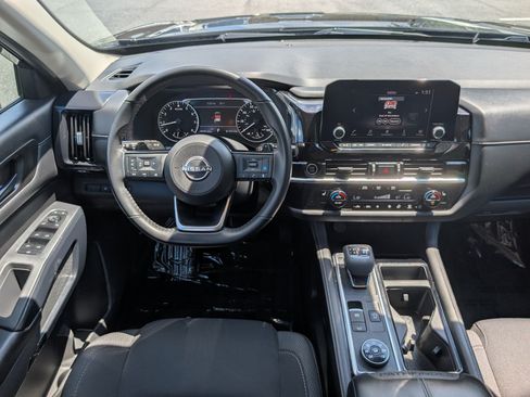 Used 2023 Nissan Pathfinder SV AWD/4WD image 17