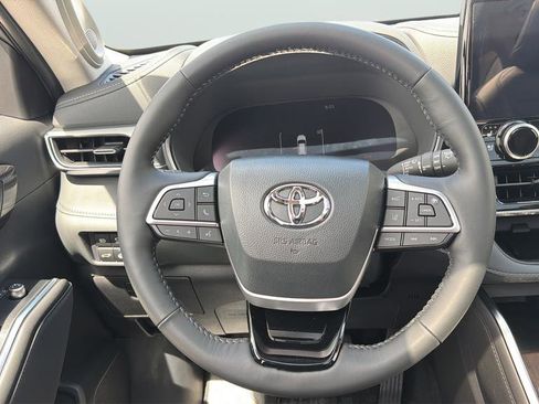 Used 2026 Toyota Highlander Platinum image 22