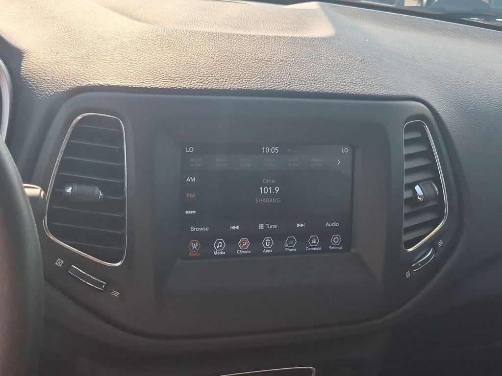 Used 2018 Jeep Compass Latitude w/ Popular Equipment Group FWD image 18