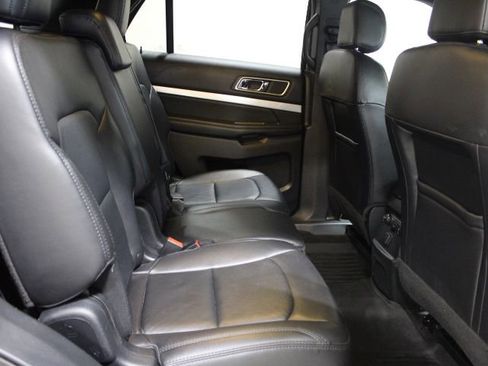 Used 2017 Ford Explorer XLT w/ Equipment Group 202A AWD/4WD image 29