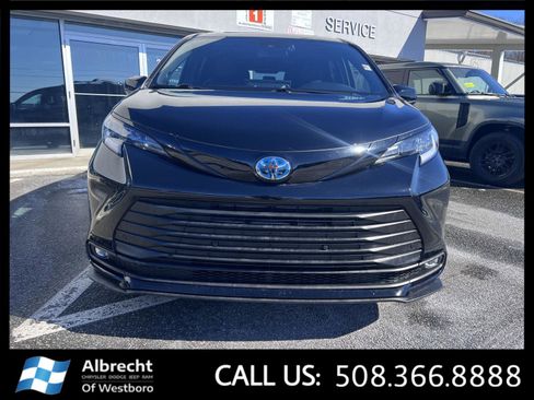 Used 2025 Toyota Sienna XLE Woodland Edition image 8