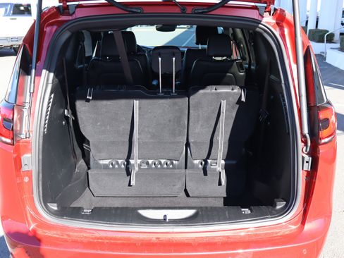 Used 2025 Chrysler Pacifica Select image 31