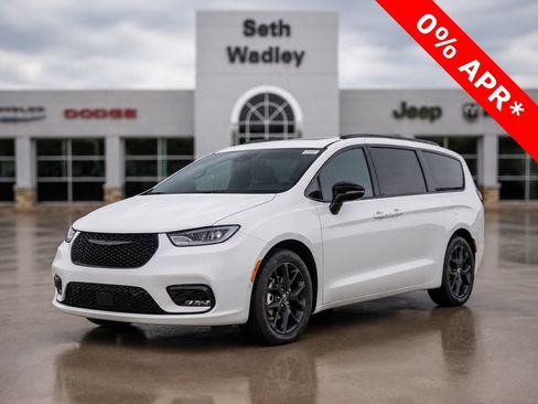 New 2026 Chrysler Pacifica Select w/ S Appearance Package FWD image 3