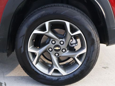 Used 2025 Chevrolet Trax LT w/ LT Convenience Package image 8