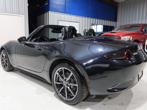 Used 2019 MAZDA MX-5 Miata Grand Touring w/ GT-S Package RWD image 3