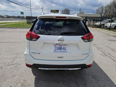 Used 2018 Nissan Rogue SV image 4