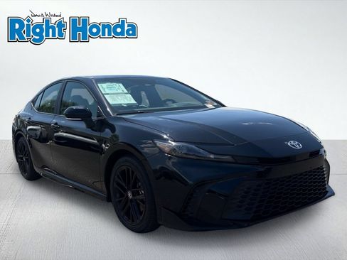 Used 2025 Toyota Camry SE FWD image 9