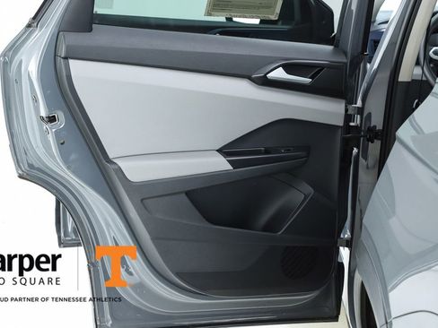 Used 2023 Volkswagen Taos SE w/ Panoramic Sunroof Package FWD image 17