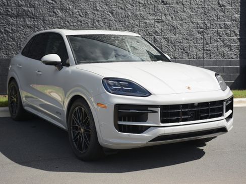 Certified 2026 Porsche Cayenne GTS AWD/4WD image 9