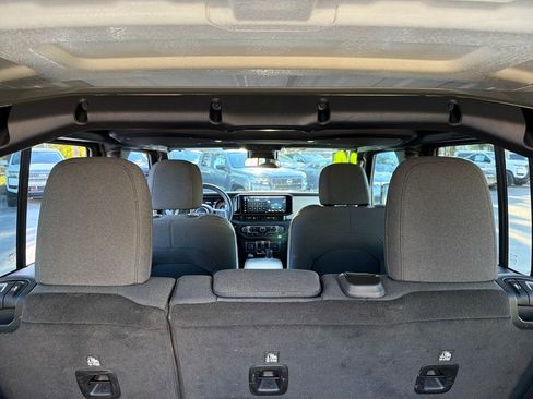 Used 2024 Jeep Wrangler Sahara image 31