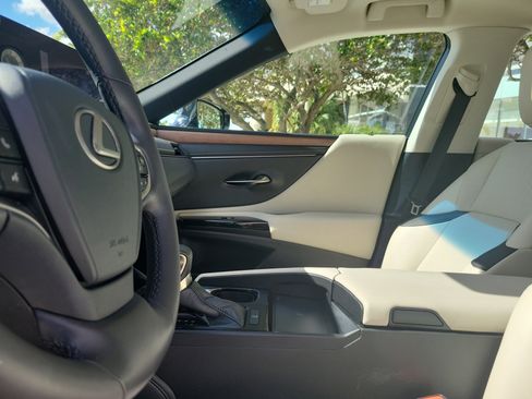 Used 2024 Lexus ES 250 w/ Premium Package image 21