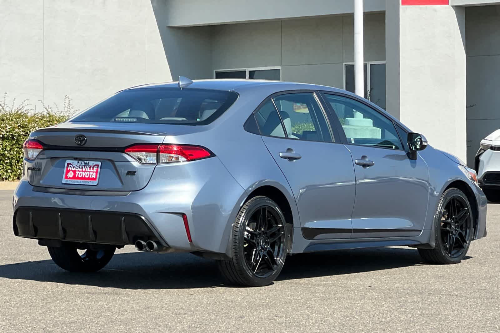 Used 2025 Toyota Corolla SE FWD image 2