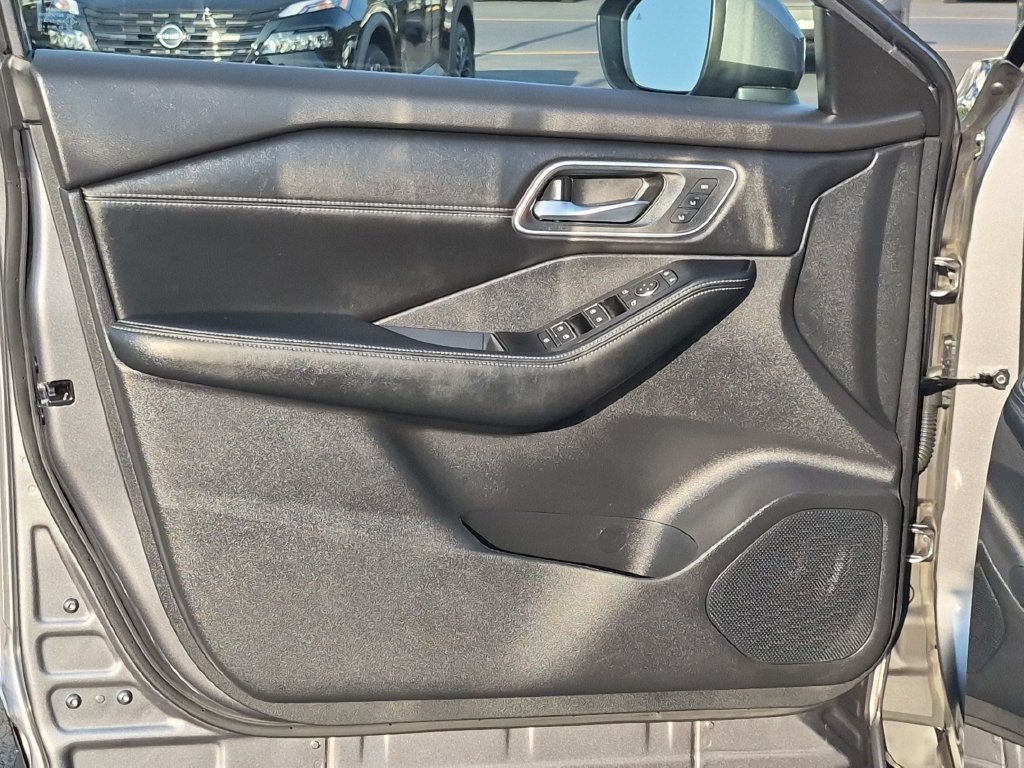 Used 2024 Nissan Rogue Platinum AWD/4WD image 13