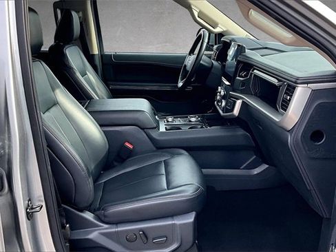 Certified 2024 Ford Expedition XLT image 5
