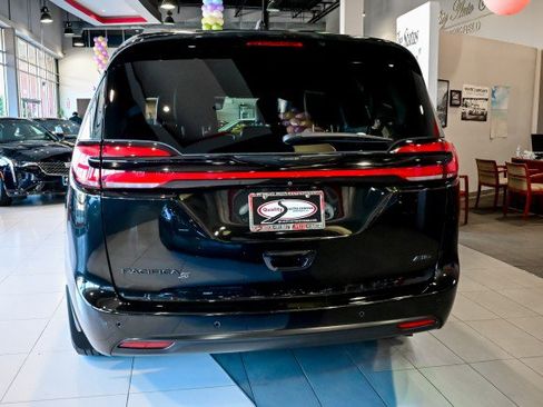 Used 2021 Chrysler Pacifica Touring-L w/ S Appearance Package image 6