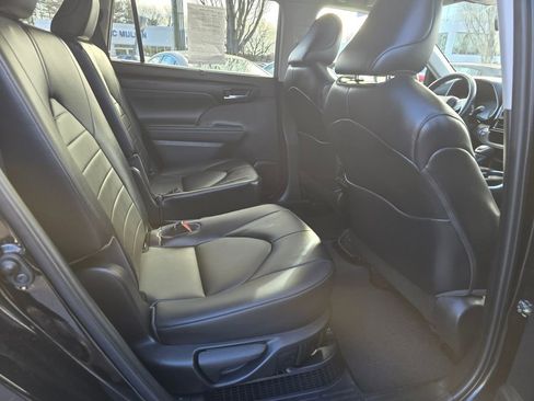 Used 2022 Toyota Highlander XLE image 12