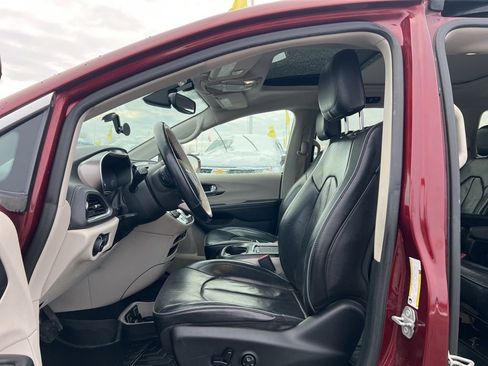 Used 2018 Chrysler Pacifica Limited image 12