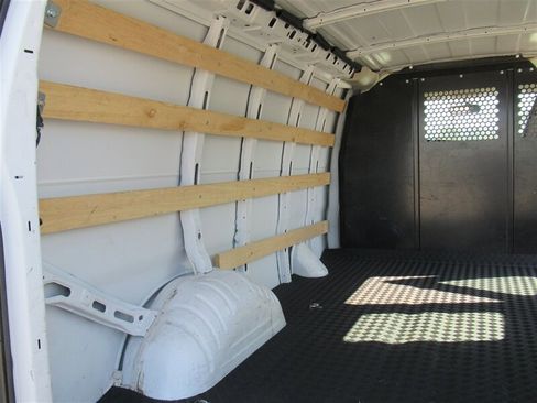 Used 2022 GMC Savana 2500 w/ Driver Convenience Package image 9