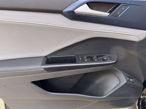 Used 2024 Volkswagen Taos SE FWD image 19