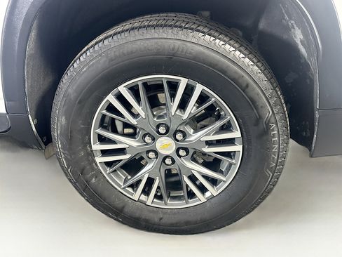 Used 2025 Chevrolet Traverse LT image 11