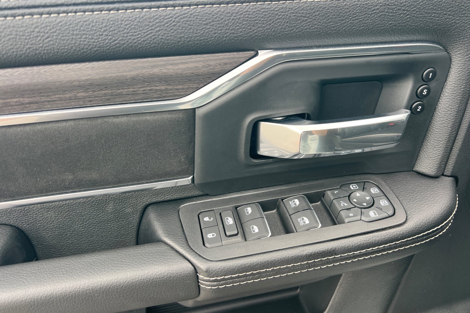 New 2026 RAM 3500 Laramie AWD/4WD image 14